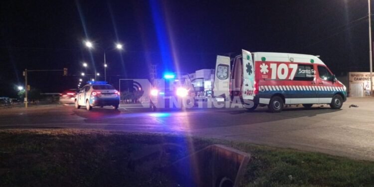 Grave accidente: Un motociclista quedó bajo un camión