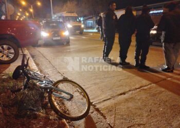 Una ciclista fue hospitalizada tras un accidente en Bv. Lehmann