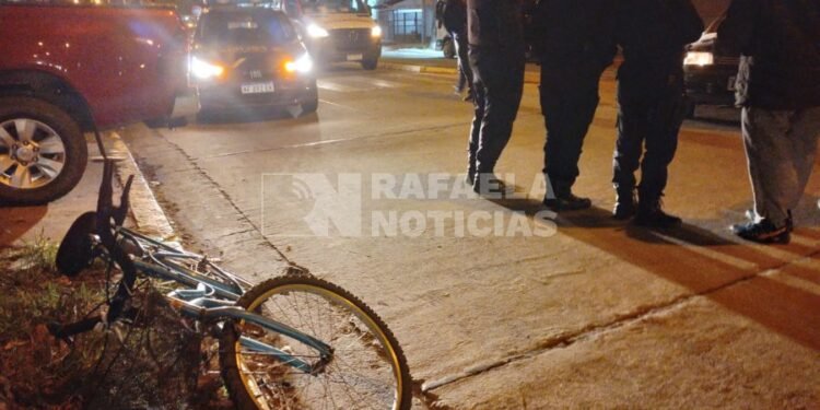 Una ciclista fue hospitalizada tras un accidente en Bv. Lehmann