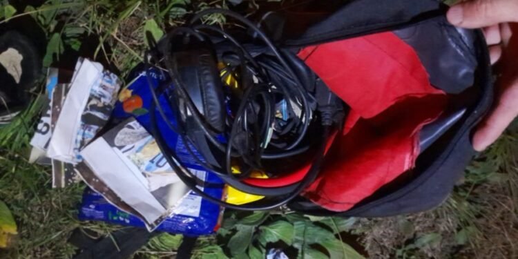 Un hombre fue sorprendido intentando robarse elementos de una camioneta