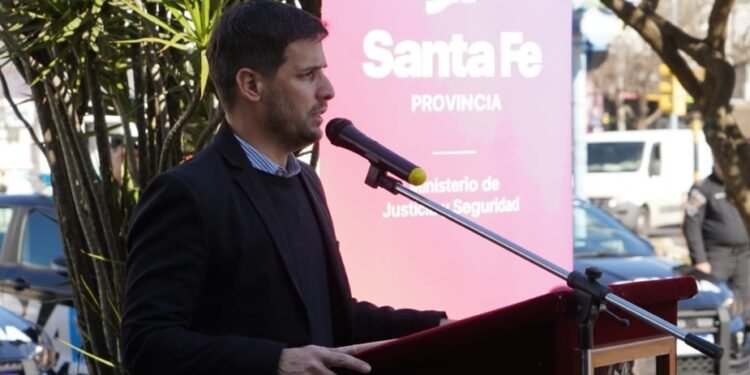 Leonardo Viotti presidió el acto de entrega de móviles para la Policía