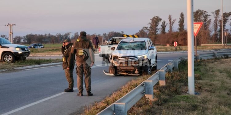 Una camioneta fue partícipe de un fuerte accidente en el Acceso Norte