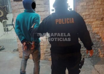 Noche de furia en el centro: con un adoquín rompió 5 vehículos y una vidriera