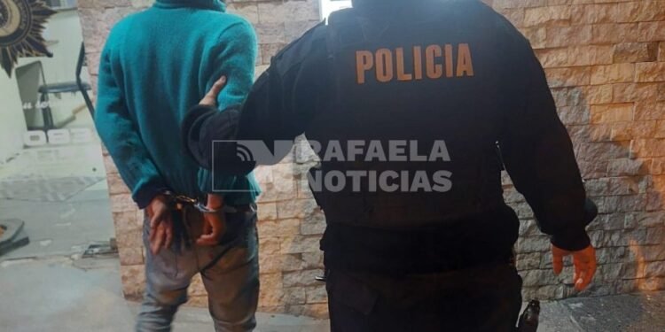 Noche de furia en el centro: con un adoquín rompió 5 vehículos y una vidriera