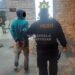 Noche de furia en el centro: con un adoquín rompió 5 vehículos y una vidriera