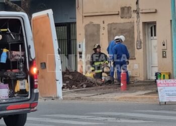 Mientras se realizaban trabajos frente a una casa, rompieron un caño de gas