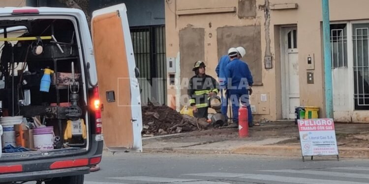 Mientras se realizaban trabajos frente a una casa, rompieron un caño de gas