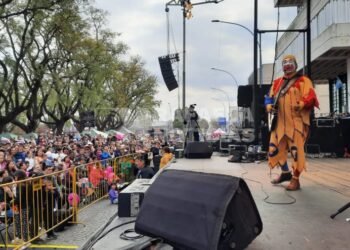 Día de las Infancias: la gente colmó el centro de la ciudad para ver a Piñón Fijo