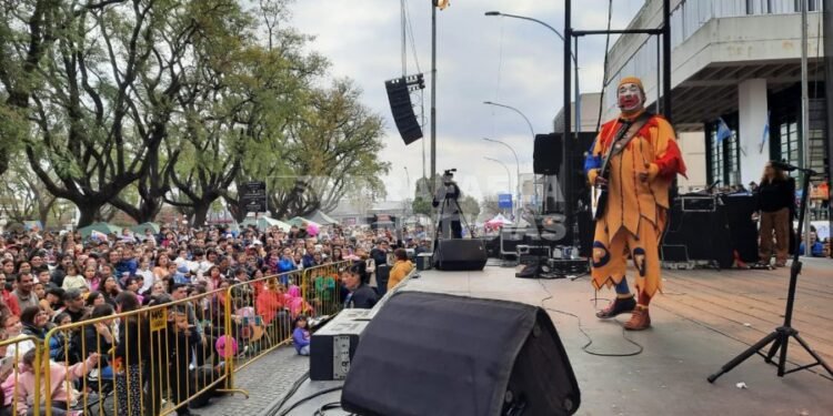Día de las Infancias: la gente colmó el centro de la ciudad para ver a Piñón Fijo