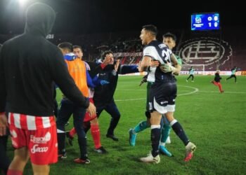 Escándalo en la Copa Argentina: el partido entre Gimnasia y Barracas Central terminó en una batalla campal
