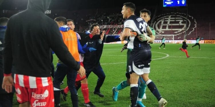 Escándalo en la Copa Argentina: el partido entre Gimnasia y Barracas Central terminó en una batalla campal