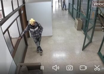 Lo buscaban por un robo y terminó siendo detenido en la puerta de la Intendencia