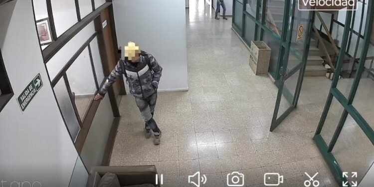 Lo buscaban por un robo y terminó siendo detenido en la puerta de la Intendencia