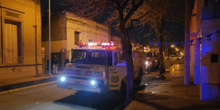 Incendio en en Ameghino: una mujer fue trasladada al hospital tras siniestro en su domicilio