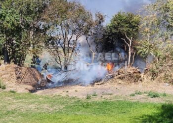 Incendio en Villa del Parque: Bomberos trabajan en la extinción del fuego  Agrandar imagen