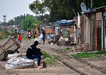 La pobreza subió a 52,9% en el primer semestre de 2024 y afectó a casi 25 millones de personas