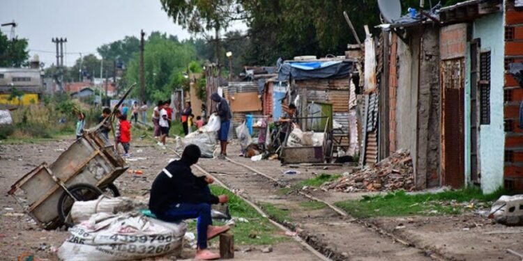 La pobreza subió a 52,9% en el primer semestre de 2024 y afectó a casi 25 millones de personas