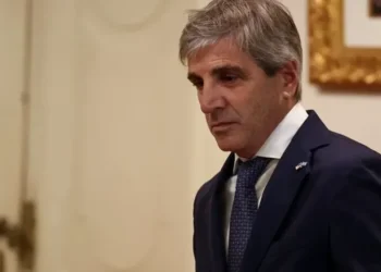 Promesas en medio del caos: Caputo aseguró que la inflación bajará y los salarios subirán