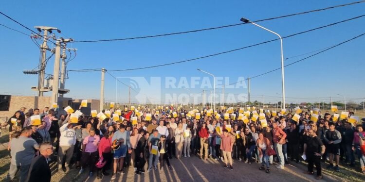 Los beneficiarios de los 315 lotes ya tienen oficialmente el terreno en su poder