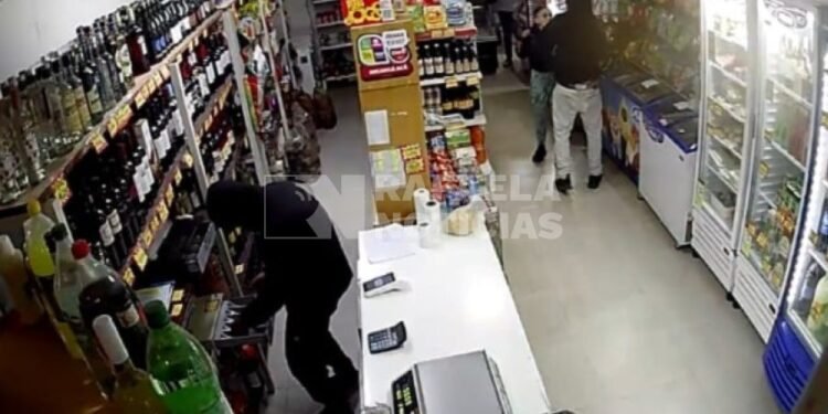 Violento asalto a punta de pistola a un reconocido comercio de barrio Fátima