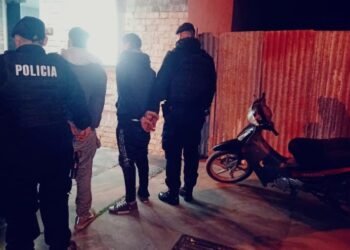 Dos jóvenes fueron detenidos tras abandonar una motocicleta en Bo. 2 de Abril