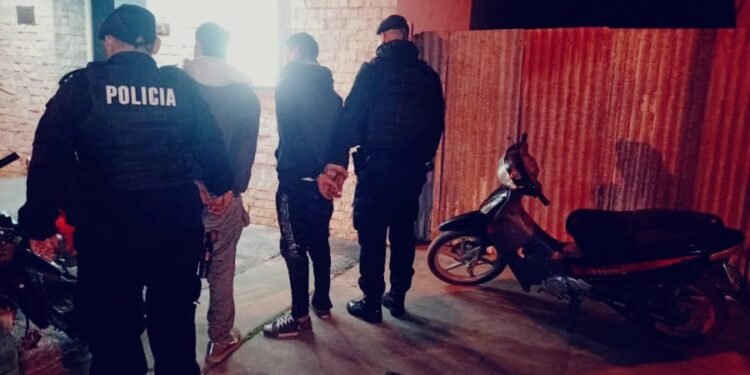 Dos jóvenes fueron detenidos tras abandonar una motocicleta en Bo. 2 de Abril