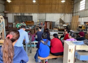 Inició un nuevo curso de restauración de muebles