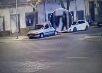 Una pareja fue detenida tras robar prendas de vestir