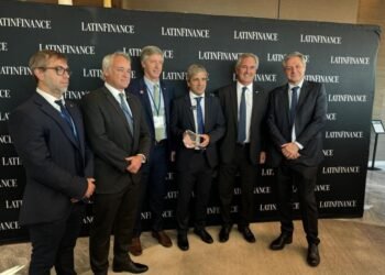 El Gobierno acelera la negociación con bancos para obtener un préstamo de USD 2.700 millones por el riesgo país