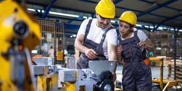 El empleo industrial disminuyó 2,6% en el último año