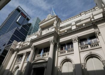 Antes de fin de año podrían habilitar las tarjetas de débito en dólares