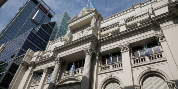 Antes de fin de año podrían habilitar las tarjetas de débito en dólares