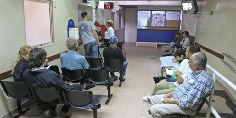Salud: el Gobierno evalúa cobrar a extranjeros por atención en hospitales públicos