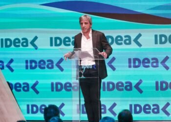 Luis Caputo aviso a empresarios en Mar del Plata que «devaluar no será el camino»