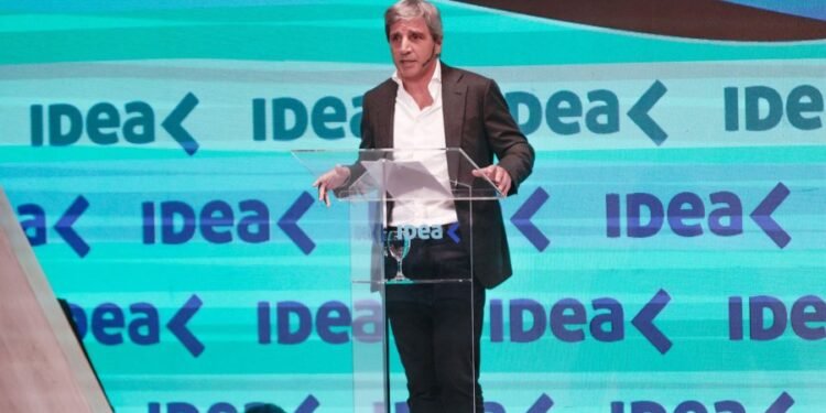 Luis Caputo aviso a empresarios en Mar del Plata que «devaluar no será el camino»