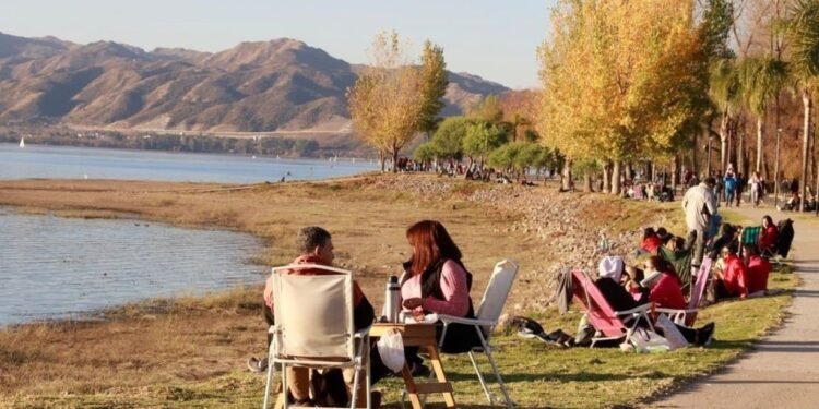 «Austero» fin de semana largo: cayó la cantidad de turistas y hubo menos consumo