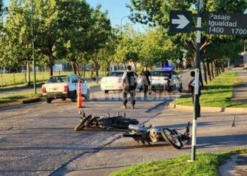 Choque entre dos motocicletas deja a dos personas hospitalizadas