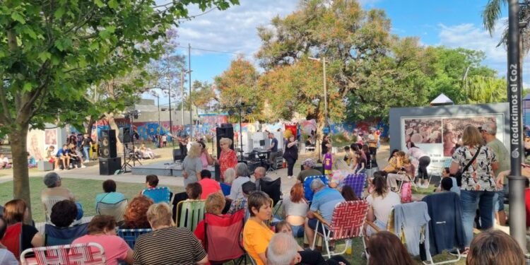 Barrio Central Córdoba festejó sus 82 años con feria, música y muchos vecinos