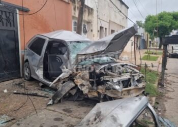 Fuerte choque en Av. Brasil: un auto terminó arriba de la vereda contra un poste