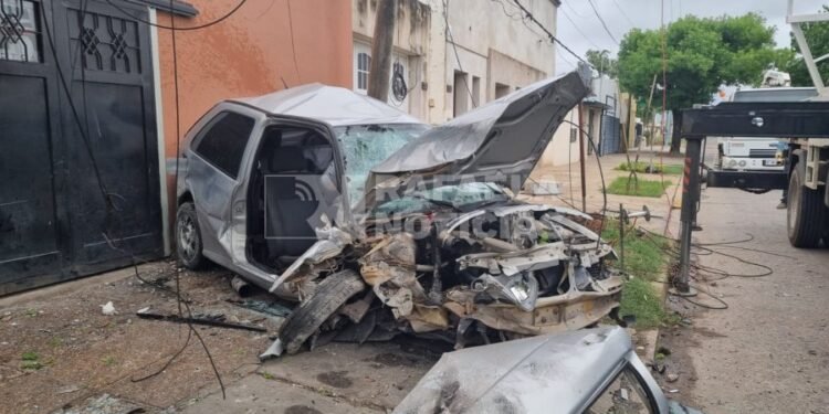 Fuerte choque en Av. Brasil: un auto terminó arriba de la vereda contra un poste