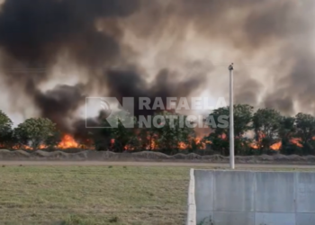 Gran esfuerzo de bomberos para intentar controlar un incendio de pastizales en las lagunas de retardo