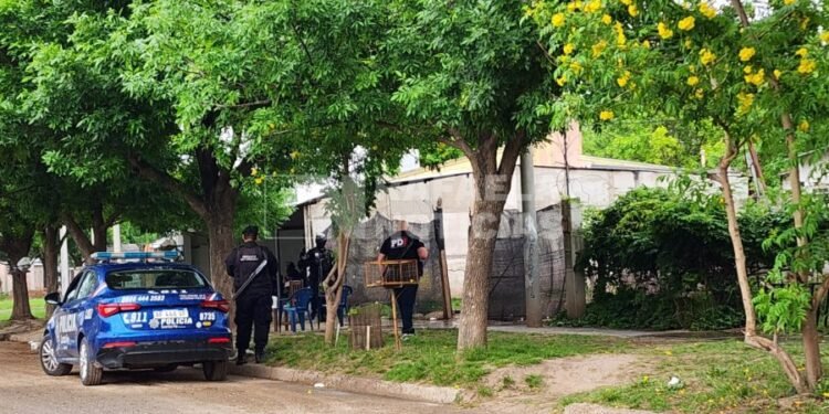 Allanamiento de la PDI en barrio 2 de Abril por amenazas calificadas y abuso de arma de fuego