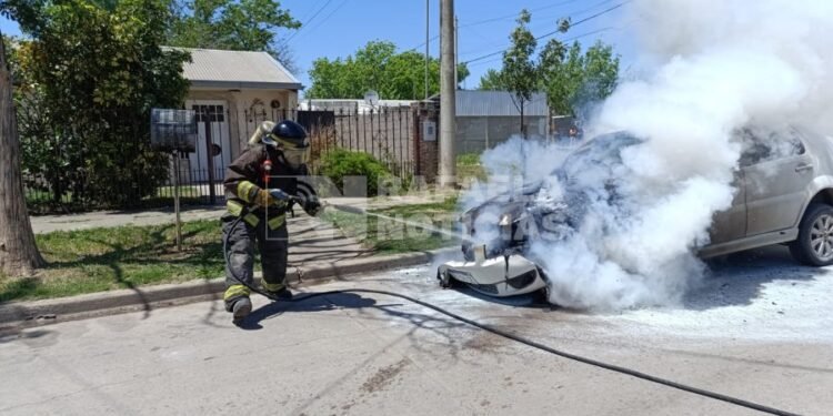 Barrio Italia: en plena calle, se incendió un automóvil
