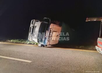 Volcó un camión con piedras sobre la Ruta 19, a la altura de Estación Clucellas