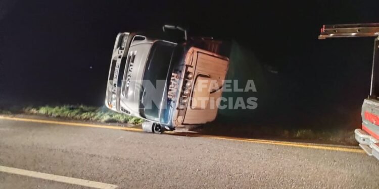 Volcó un camión con piedras sobre la Ruta 19, a la altura de Estación Clucellas