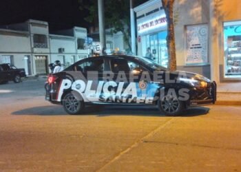 Arrojaron al piso a un hombre mayor para robarle el celular
