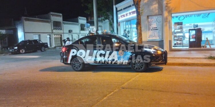 Arrojaron al piso a un hombre mayor para robarle el celular