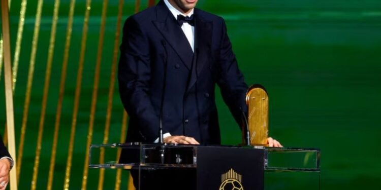 Rodri Hernández ganó el Balón de Oro y el «Dibu» Martínez fue elegido como el mejor arquero del mundo