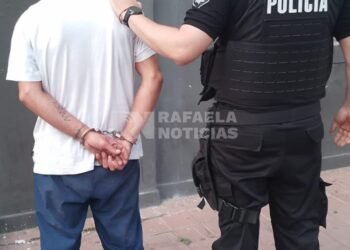 Mientras intentaba abrir un camión, fue denunciado y luego detenido