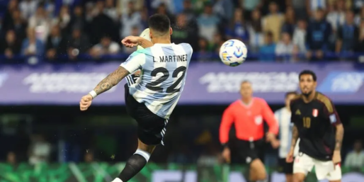 Argentina superó a Perú y está cada vez más cerca de clasificar al Mundial
